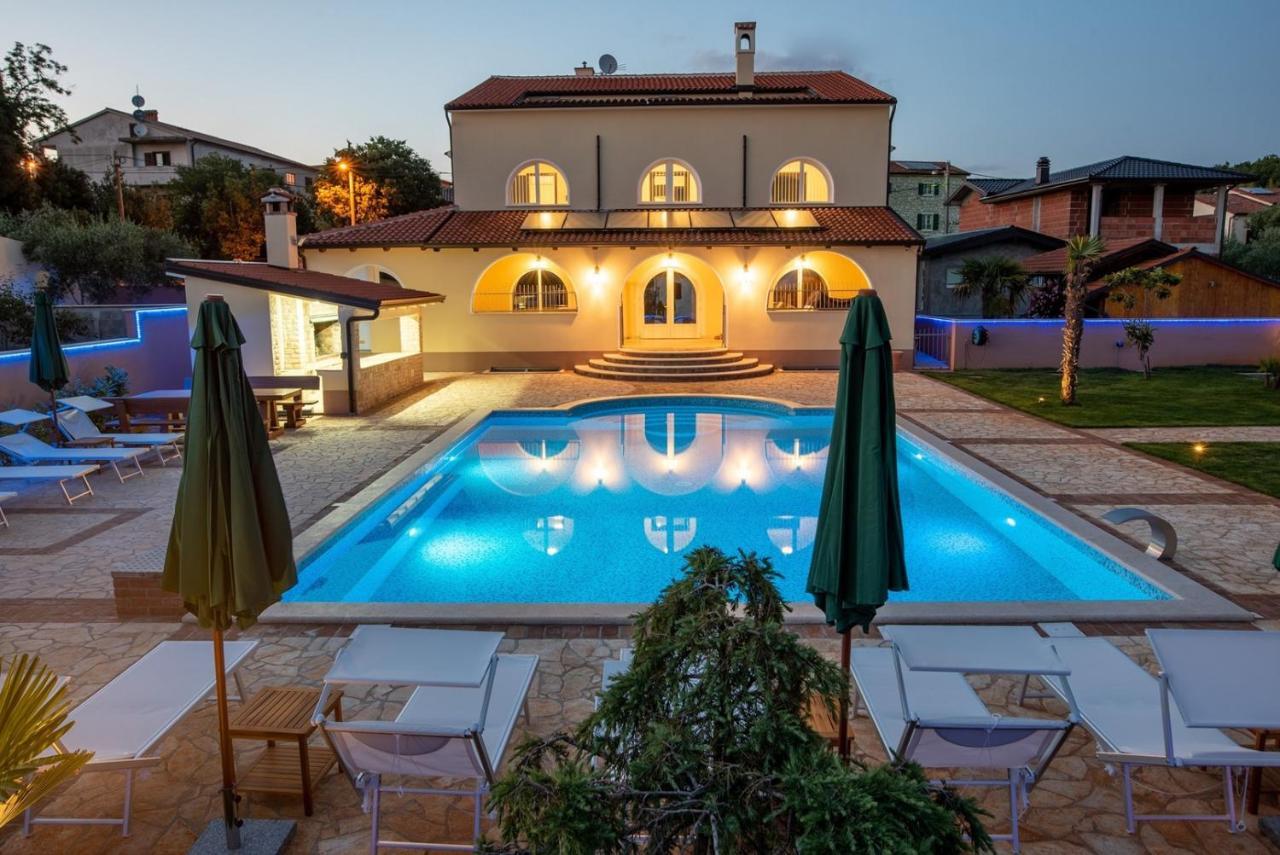 Via Flavia With Common Pool Hotel Labinci Room photo