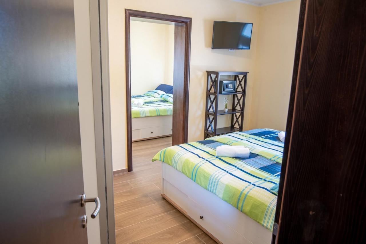 Via Flavia With Common Pool Hotel Labinci Room photo